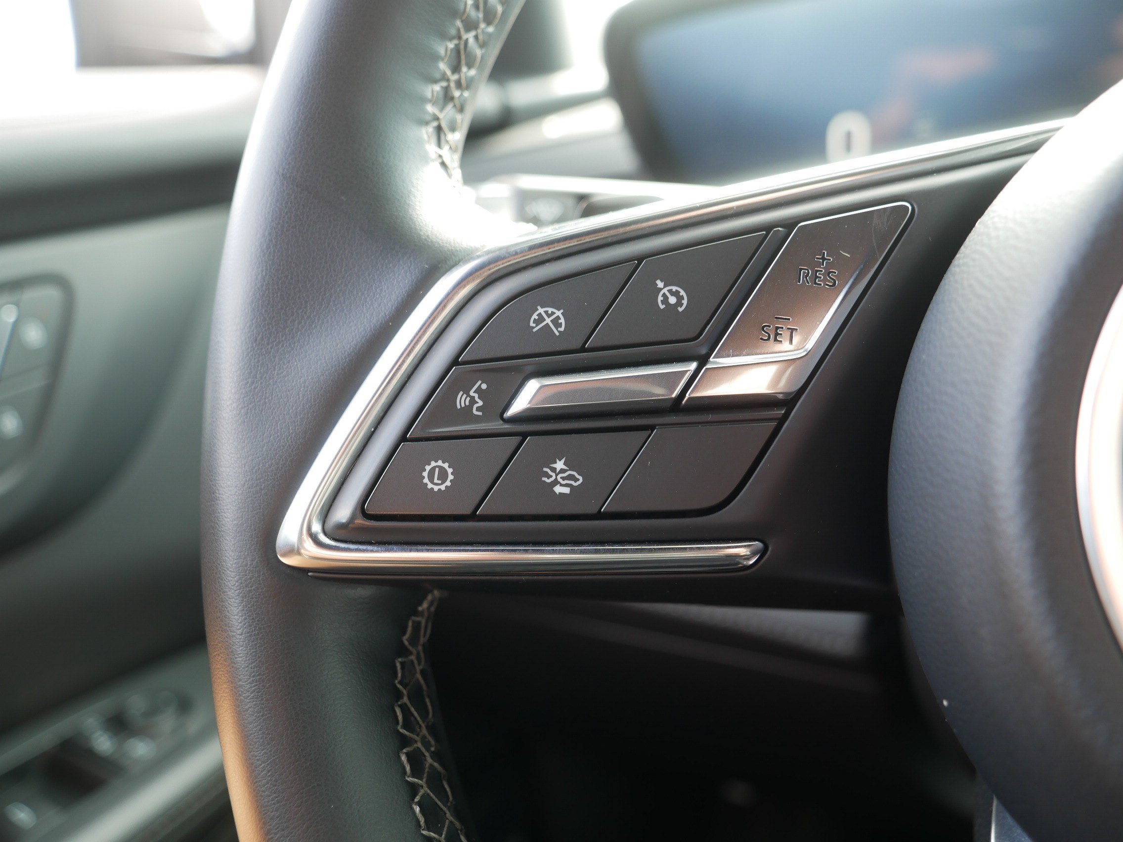 Used 2025 Buick Enclave Preferred AWD/4WD image 28