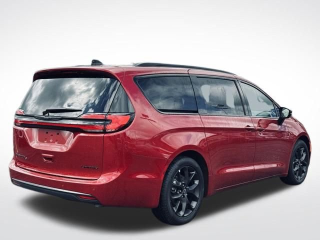 Used 2025 Chrysler Pacifica Limited image 6