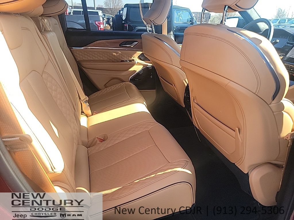 Used 2024 Jeep Grand Cherokee Summit AWD/4WD image 30