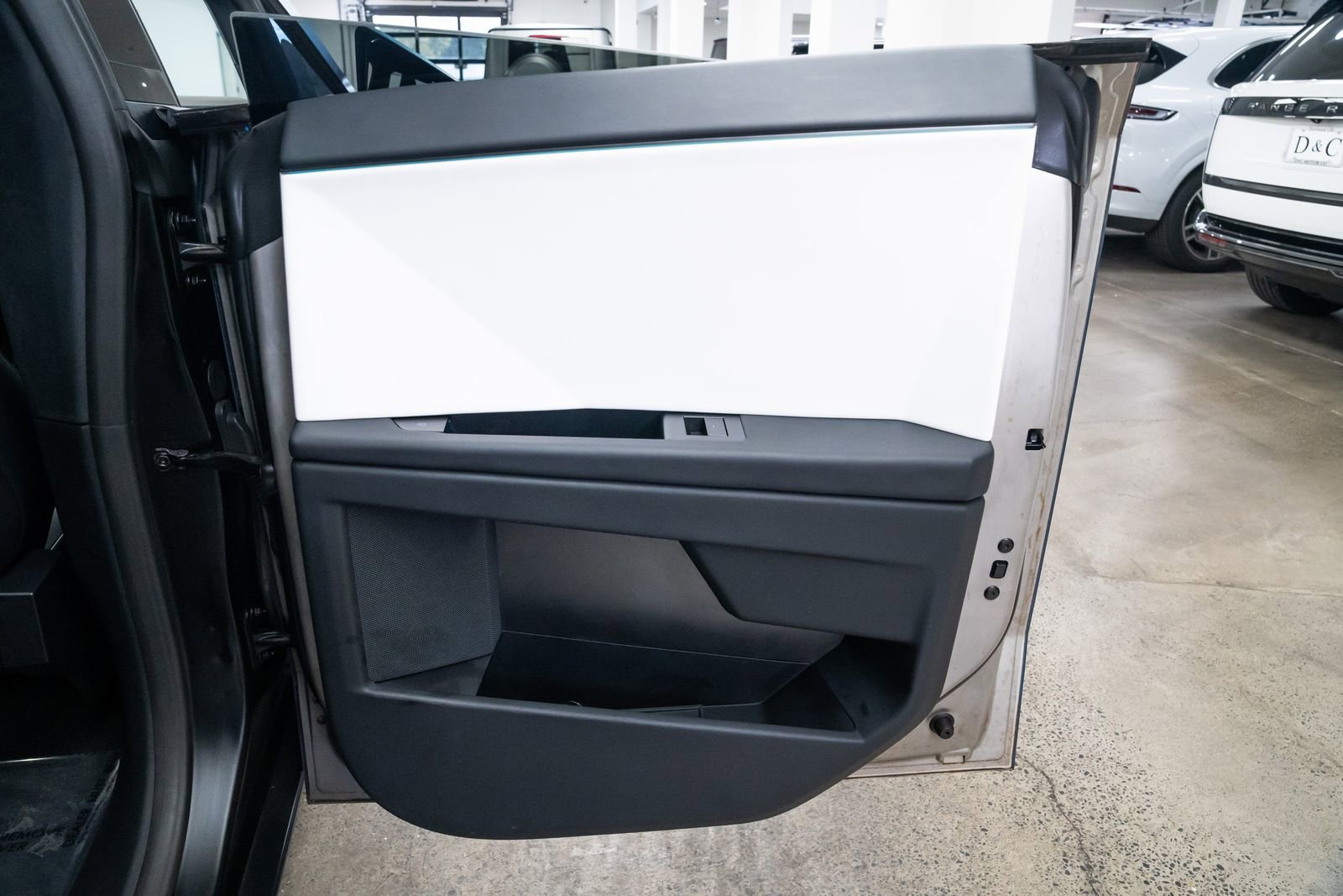 Used 2024 Tesla Cybertruck AWD Crew Cab image 21