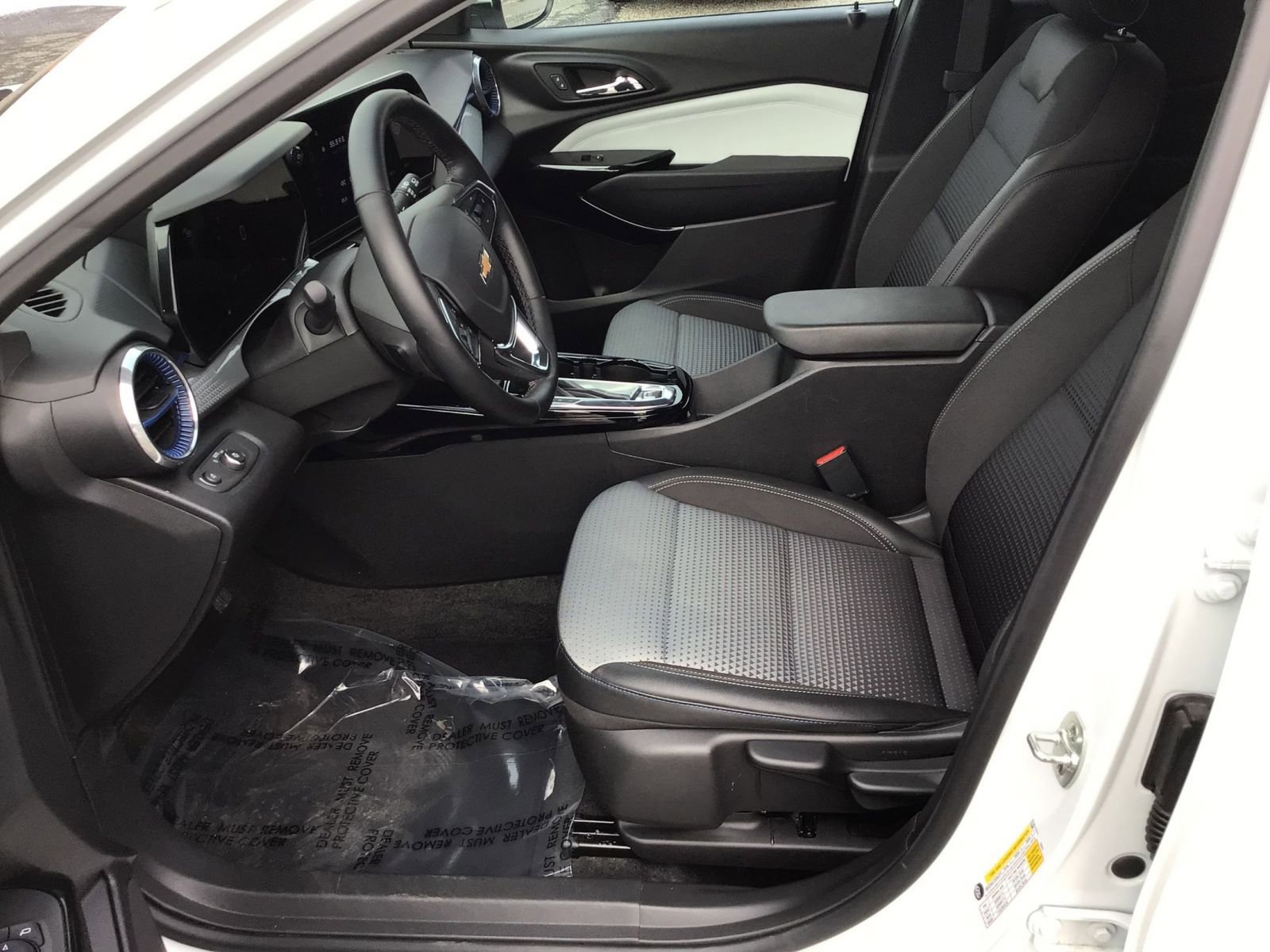 Used 2025 Chevrolet Trax LT w/ LT Convenience Package image 32