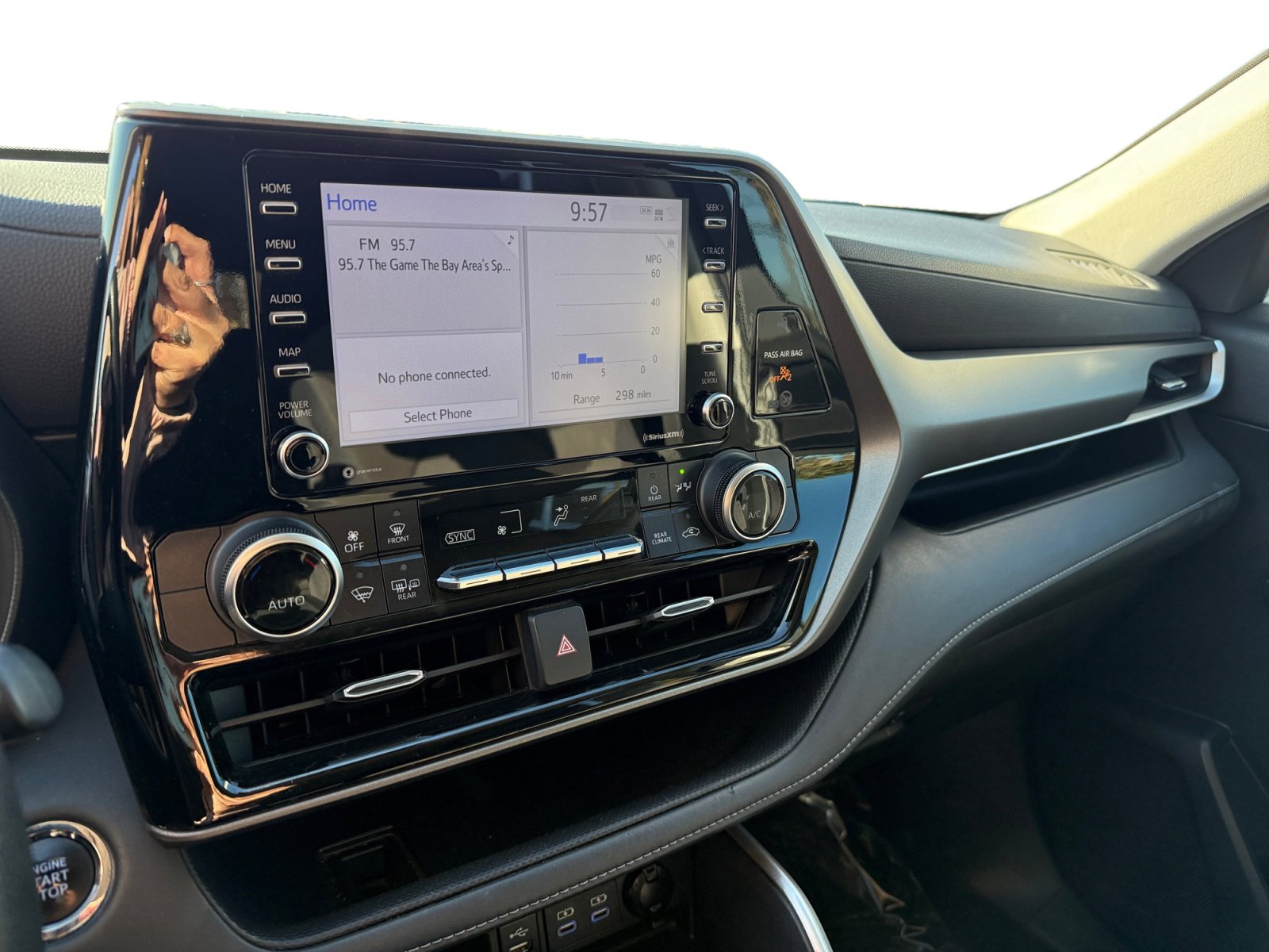 Used 2022 Toyota Highlander L image 12