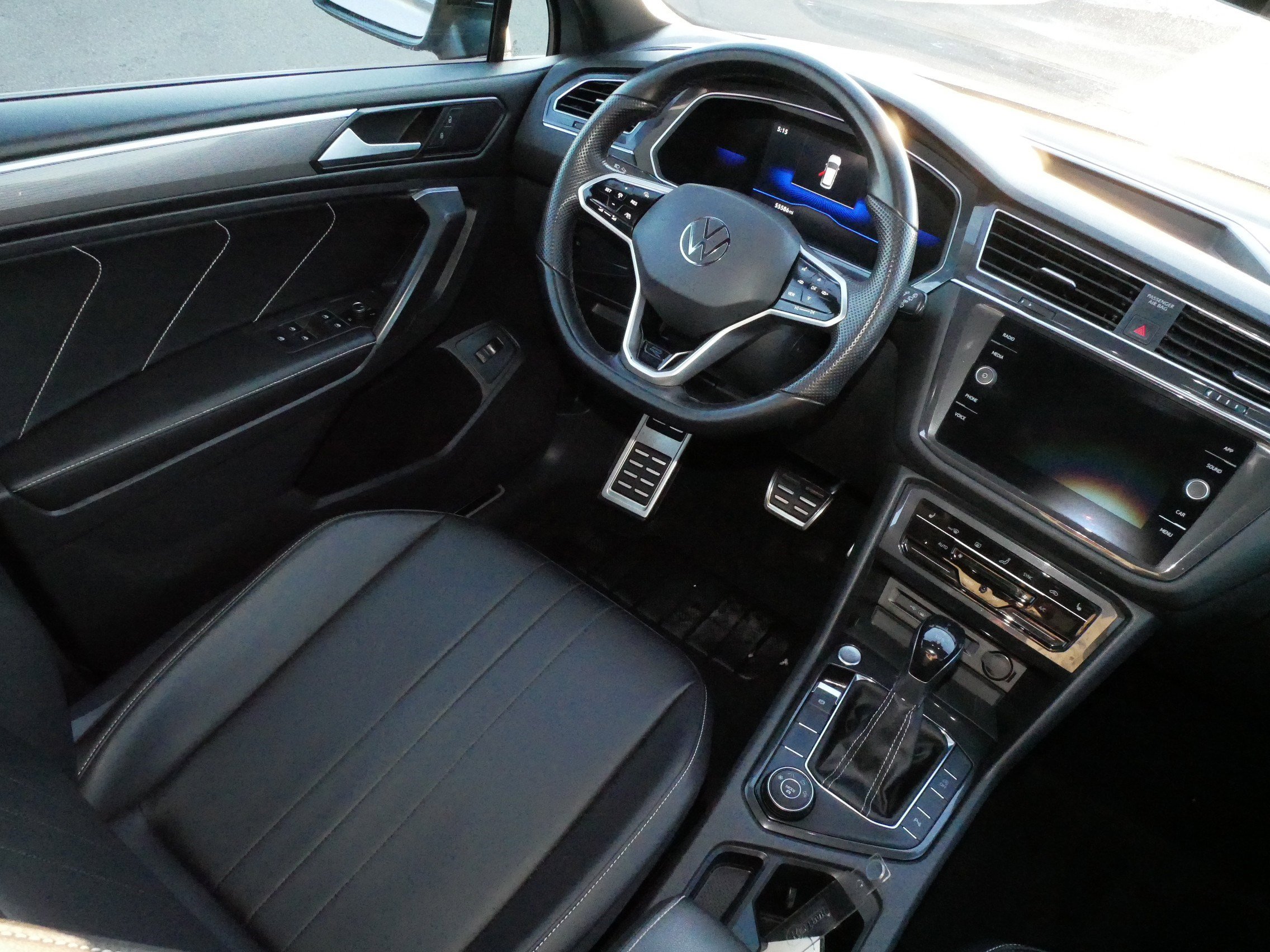 Certified 2022 Volkswagen Tiguan SE R-Line image 9