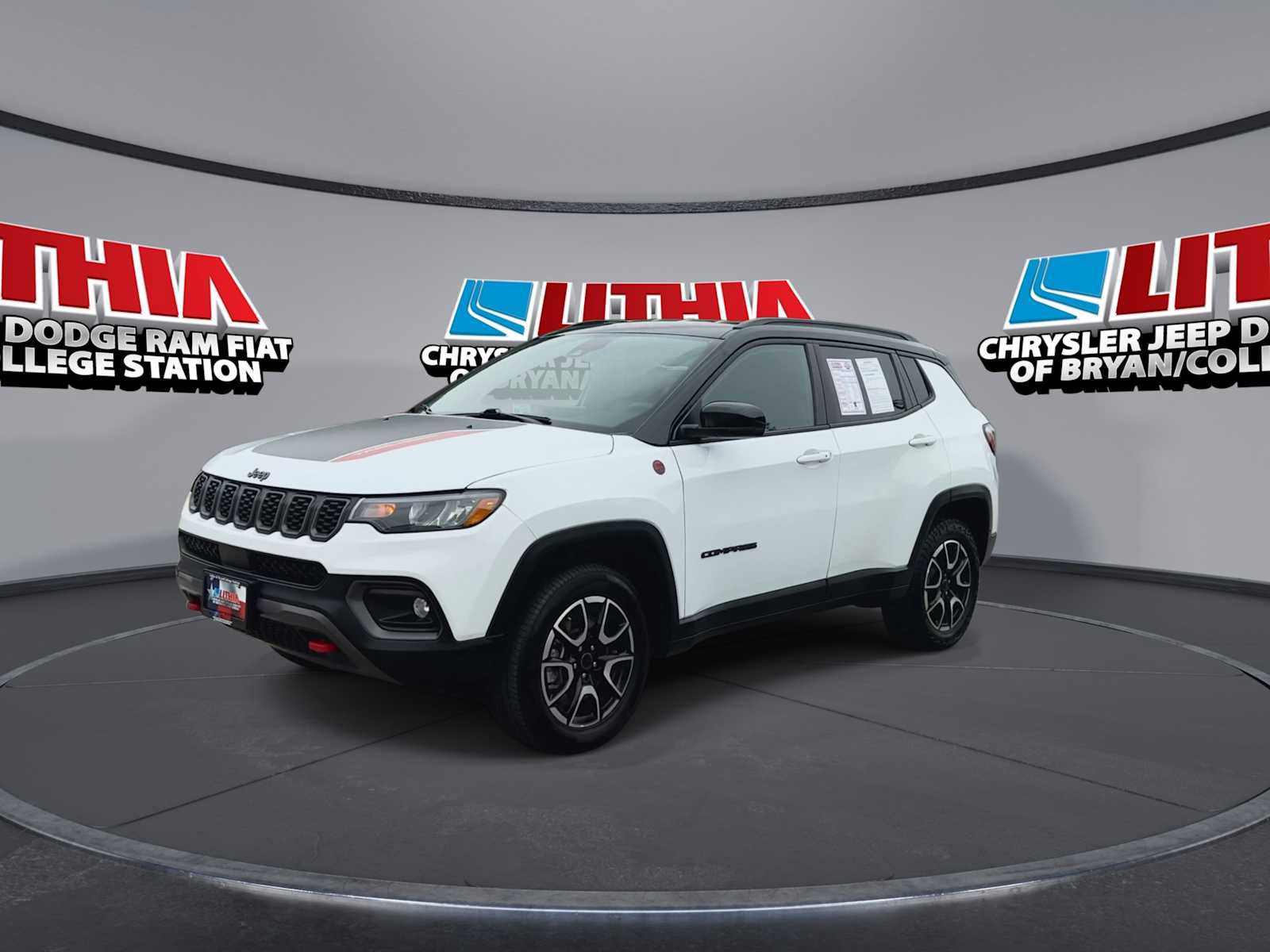 Used 2025 Jeep Compass Trailhawk w/ Trailer Tow Group AWD/4WD image 4