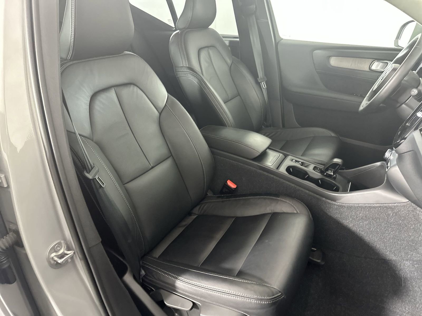 Used 2023 Volvo XC40 B5 Core image 31