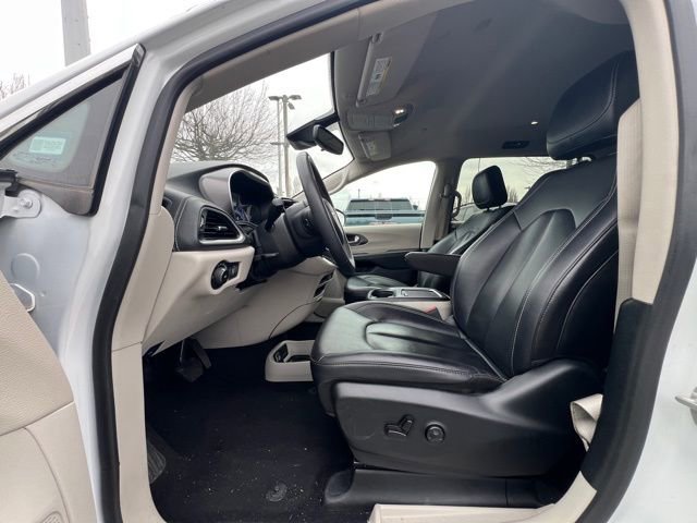 Used 2024 Chrysler Pacifica Select image 21