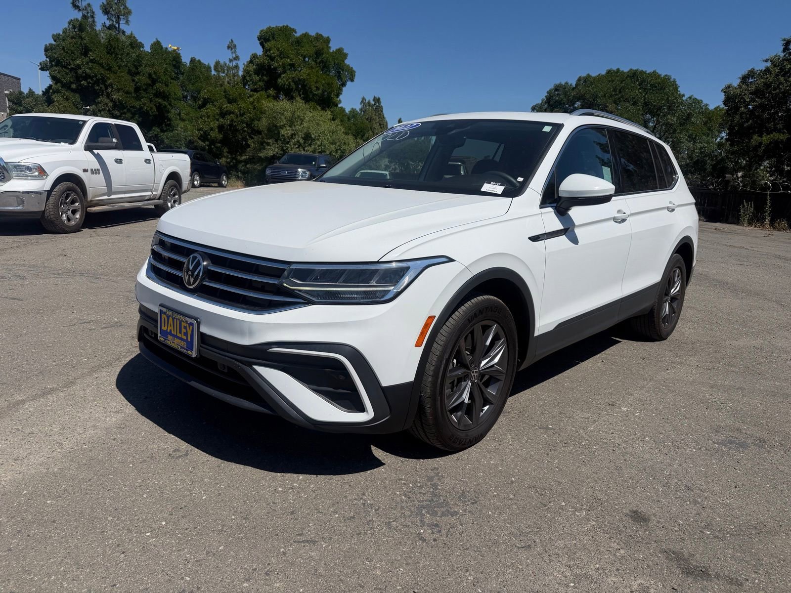 Used 2022 Volkswagen Tiguan SE FWD image 1