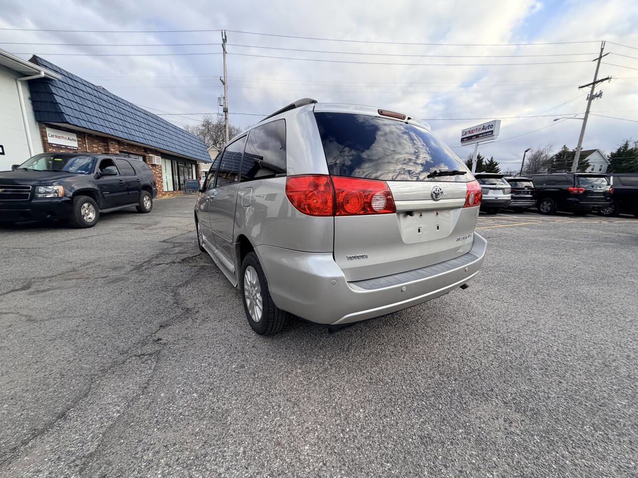 Used 2010 Toyota Sienna XLE Limited image 12