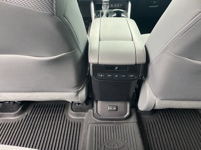 Used 2024 Toyota Highlander LE FWD image 16