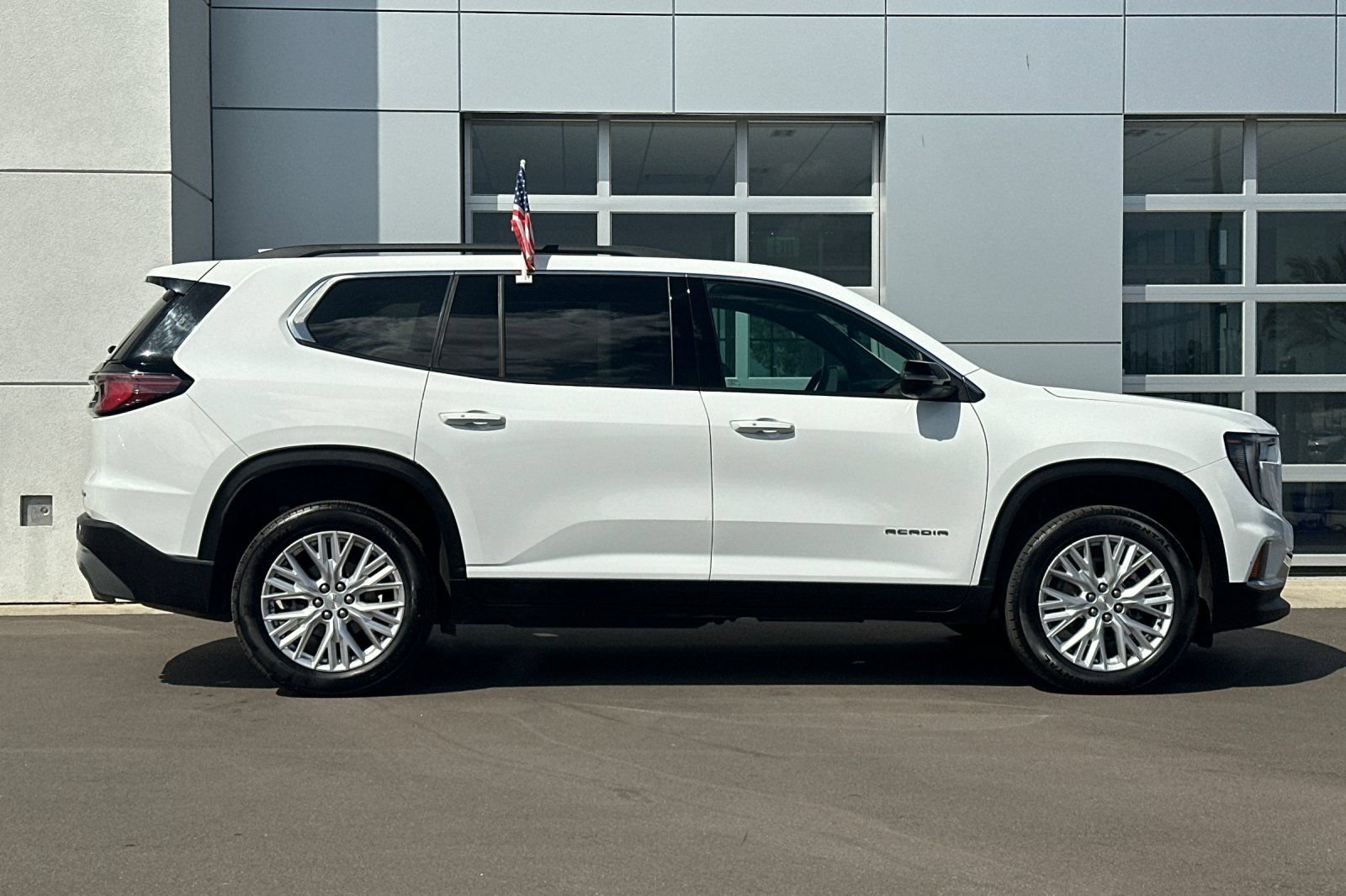 Used 2026 GMC Acadia Elevation w/ Elevation Premium Package FWD image 3