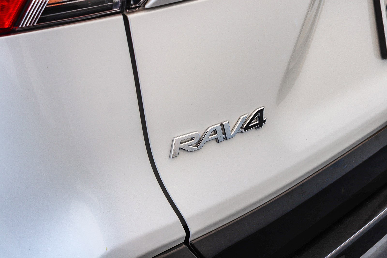 Used 2025 Toyota RAV4 SE image 13