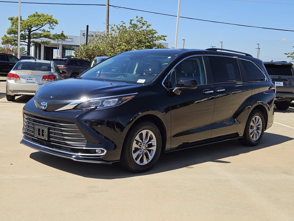 Used 2024 Toyota Sienna XLE FWD image 3