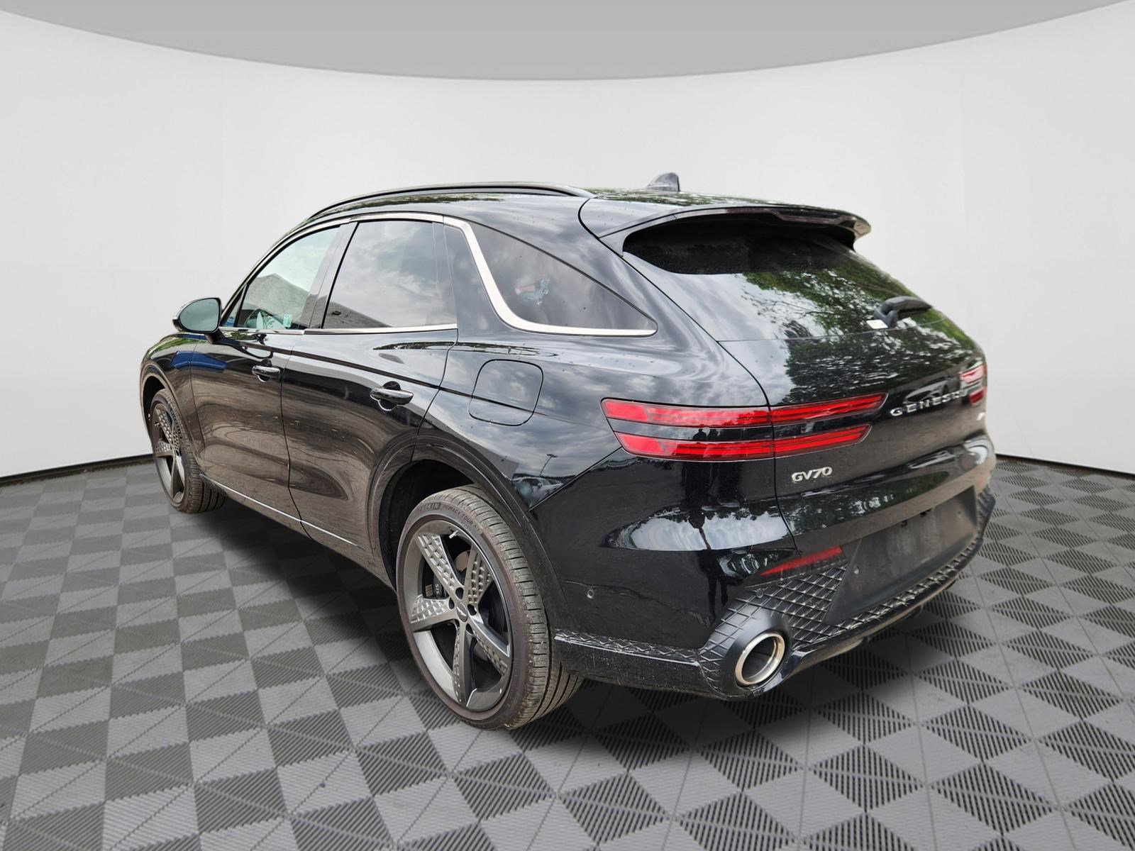 Used 2025 Genesis GV70 3.5T Sport w/ Sport Advanced Package AWD/4WD image 3