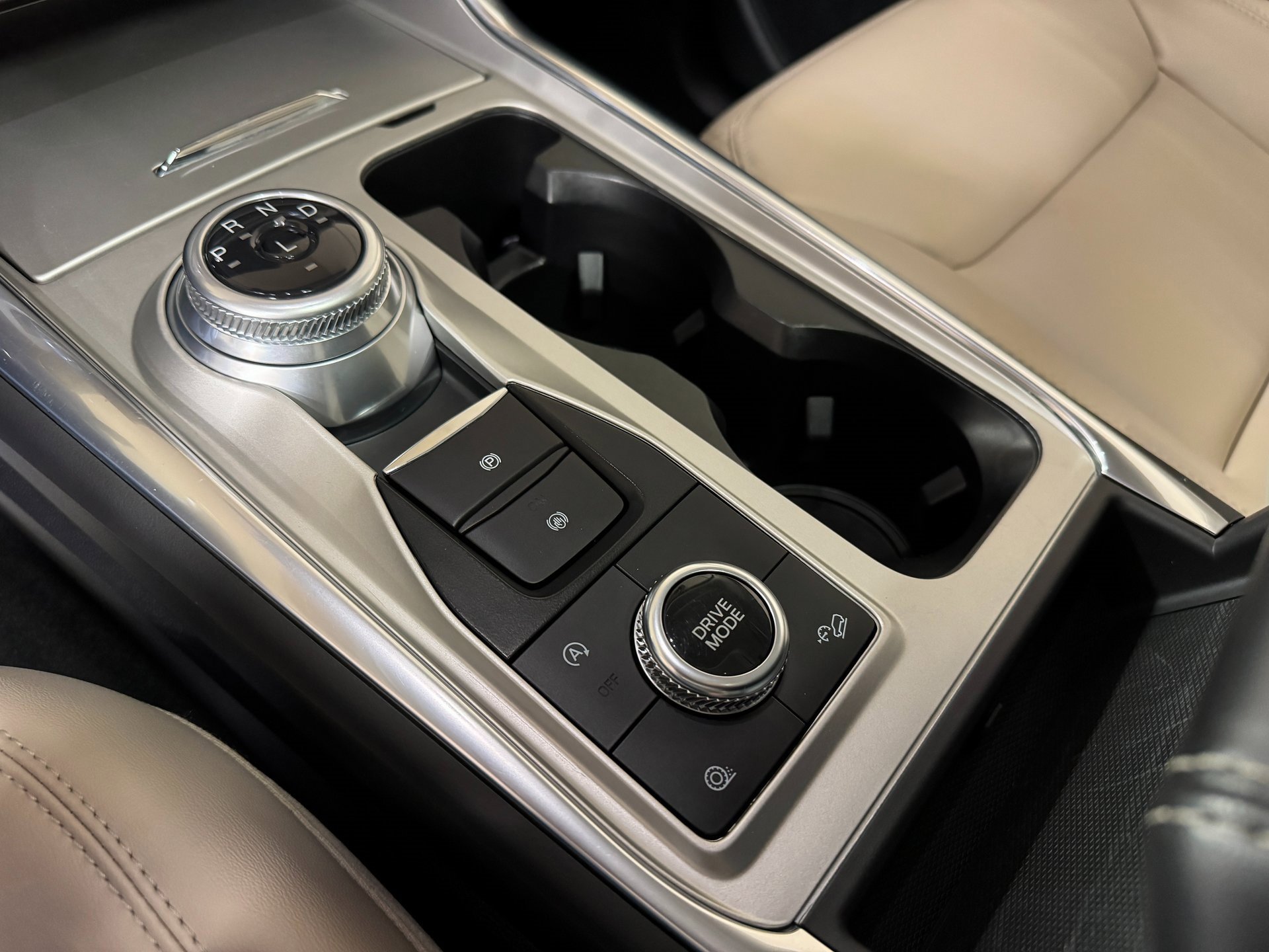 Used 2023 Ford Explorer XLT w/ Equipment Group 202A image 31