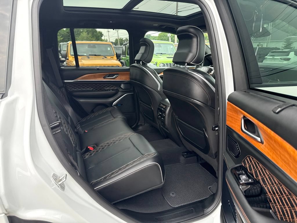 Certified 2024 Jeep Grand Cherokee Summit AWD/4WD image 29