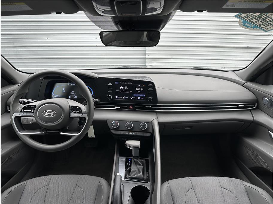 Used 2024 Hyundai Elantra SE image 17