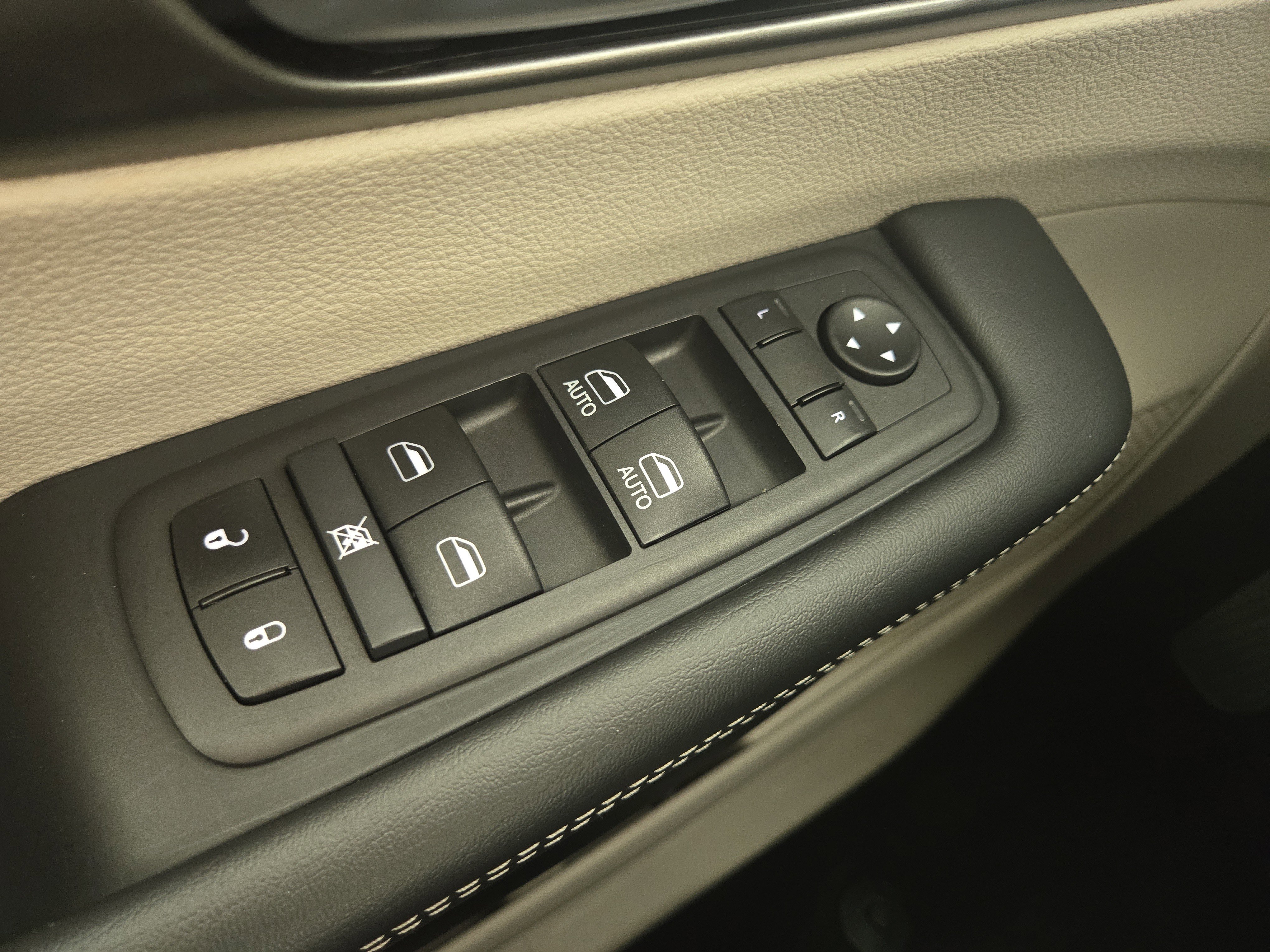 Used 2024 Chrysler Pacifica Touring-L image 26