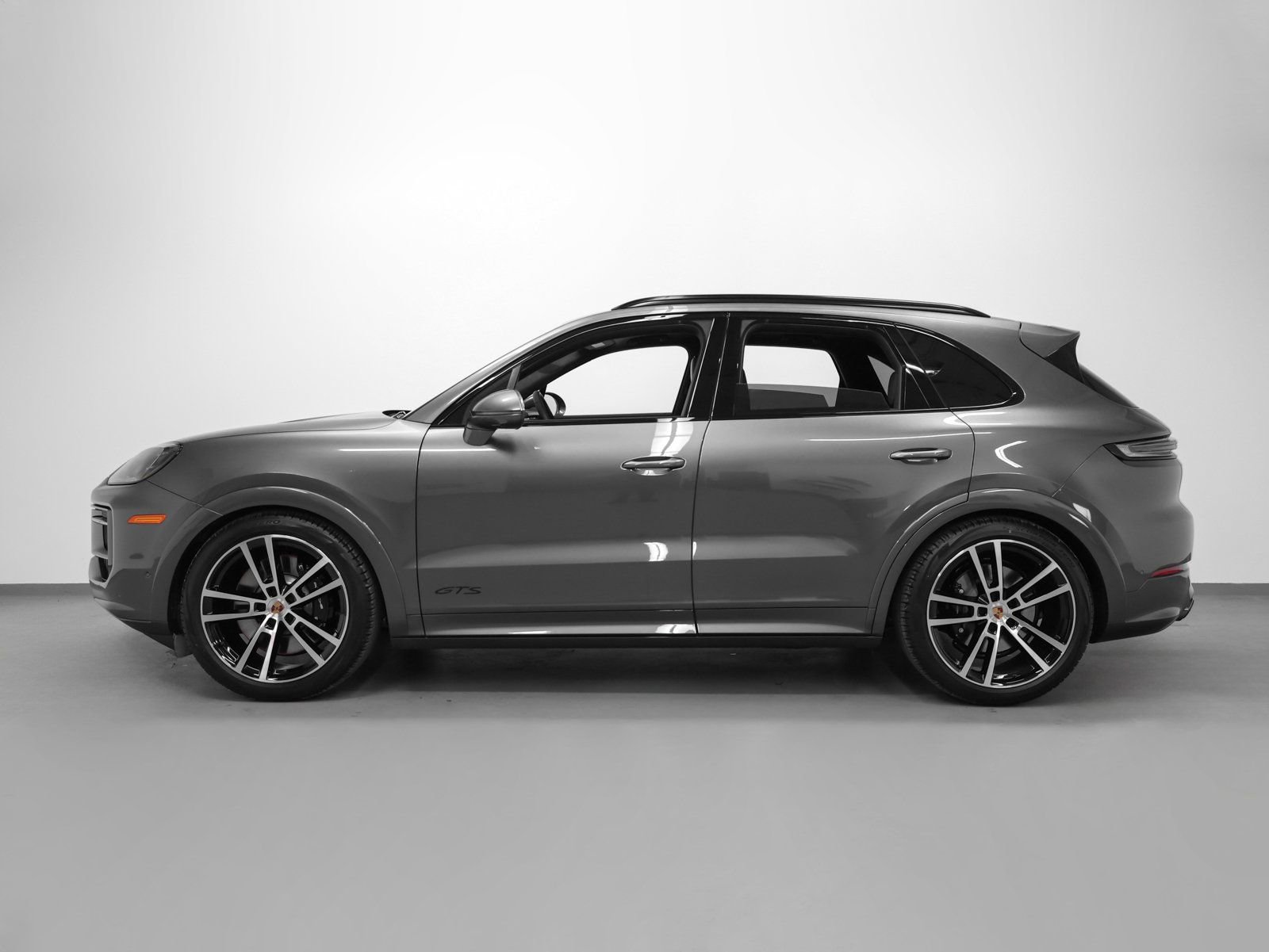 New 2026 Porsche Cayenne GTS image 2