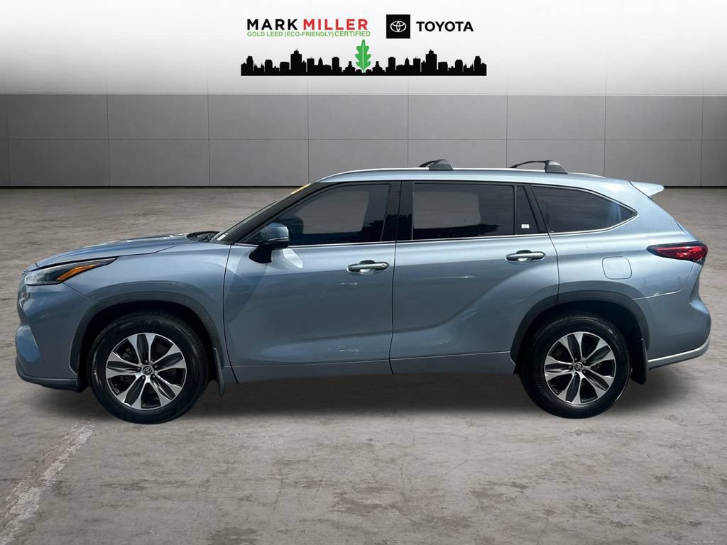 Used 2021 Toyota Highlander XLE FWD image 2