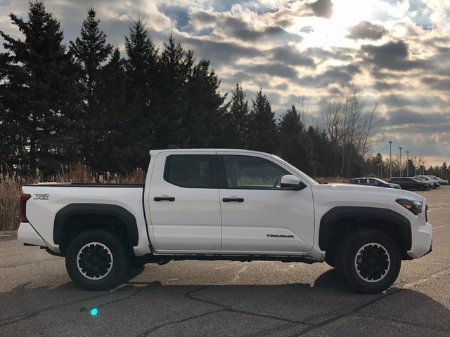 Used 2024 Toyota Tacoma TRD Off-Road image 22
