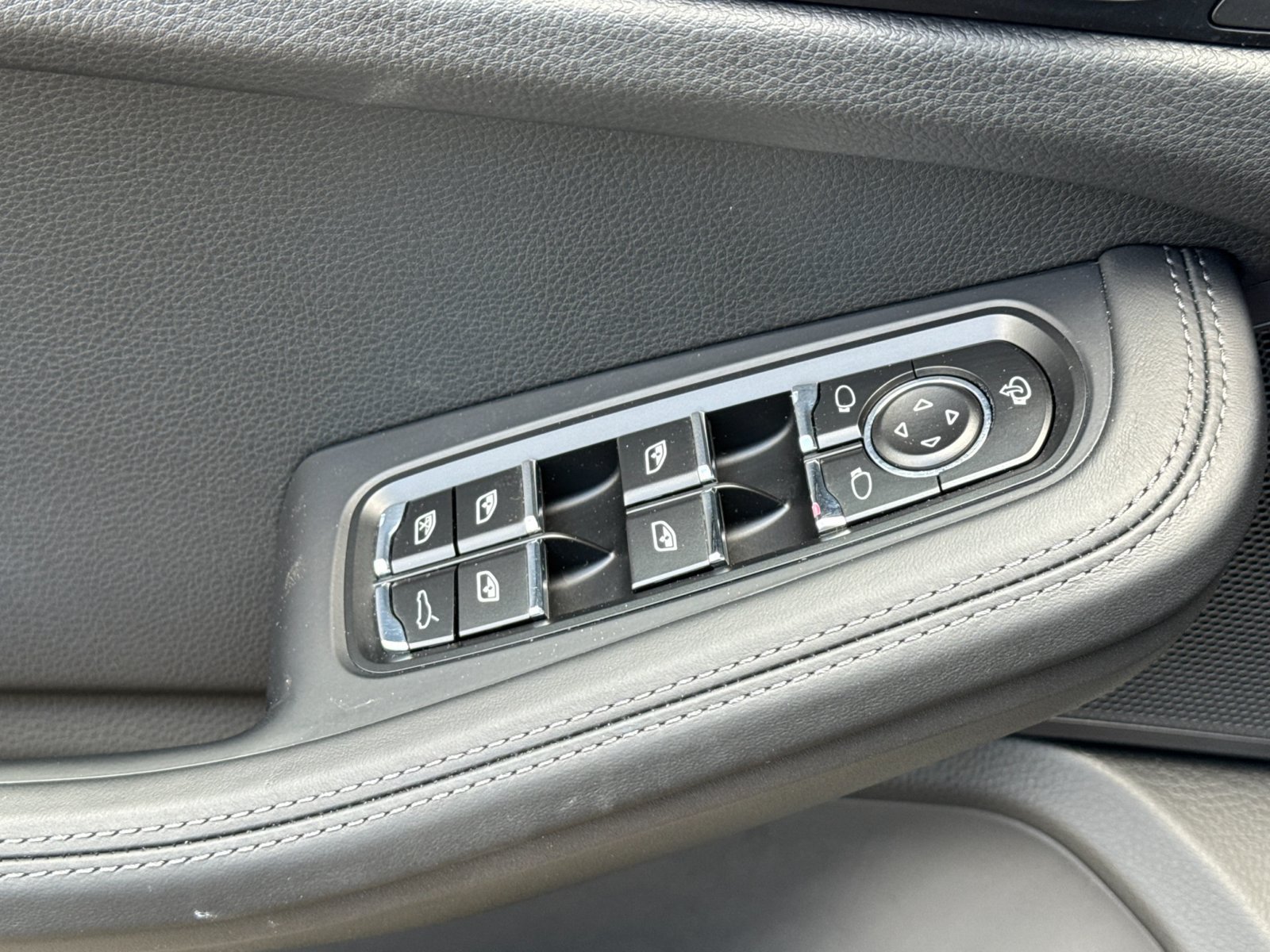 Certified 2026 Porsche Macan AWD/4WD image 13