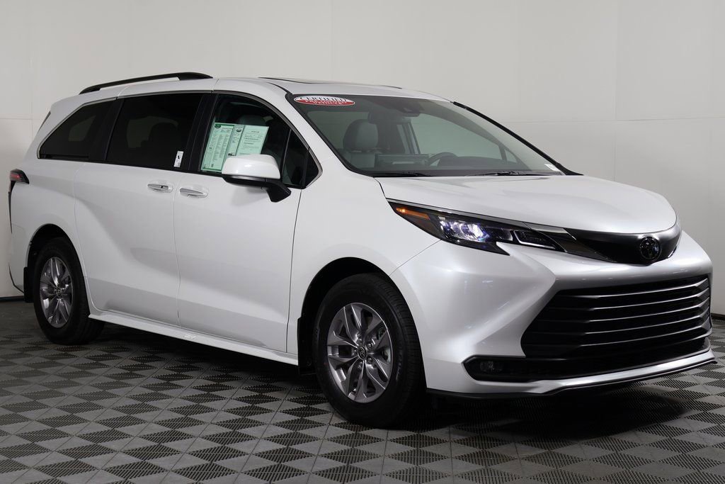 Used 2026 Toyota Sienna XLE FWD image 3