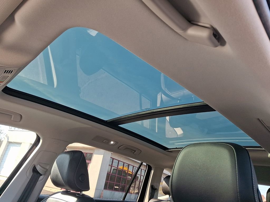 Certified 2022 Volkswagen Tiguan SE w/ Panoramic Sunroof Package AWD/4WD image 14