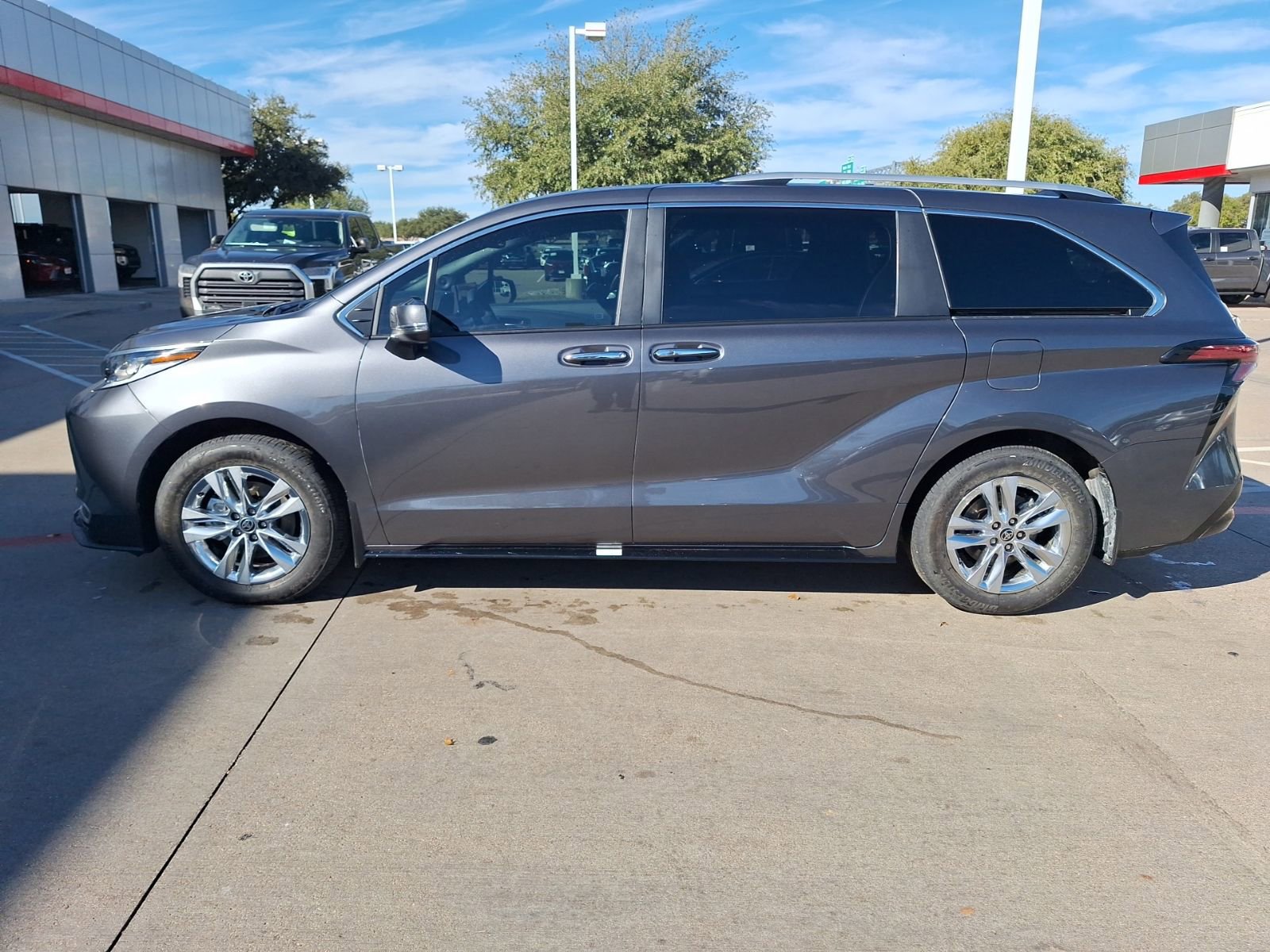 Used 2025 Toyota Sienna Limited image 3