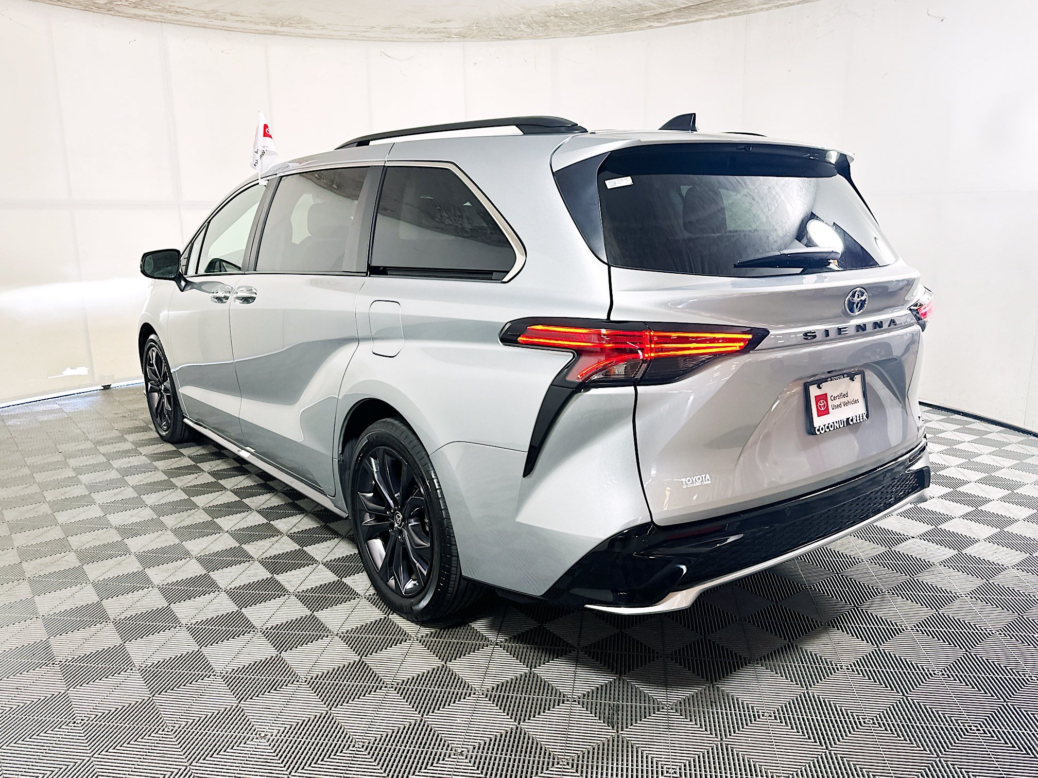 Certified 2023 Toyota Sienna XSE w/ XSE Plus Package FWD image 5