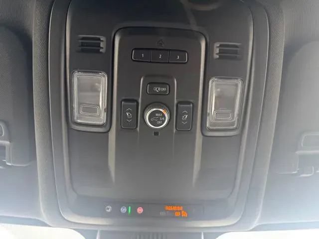 Used 2024 Chevrolet Suburban Premier AWD/4WD image 30
