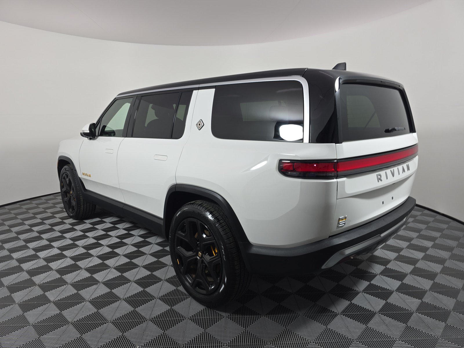 Used 2023 Rivian R1S Adventure AWD/4WD image 3