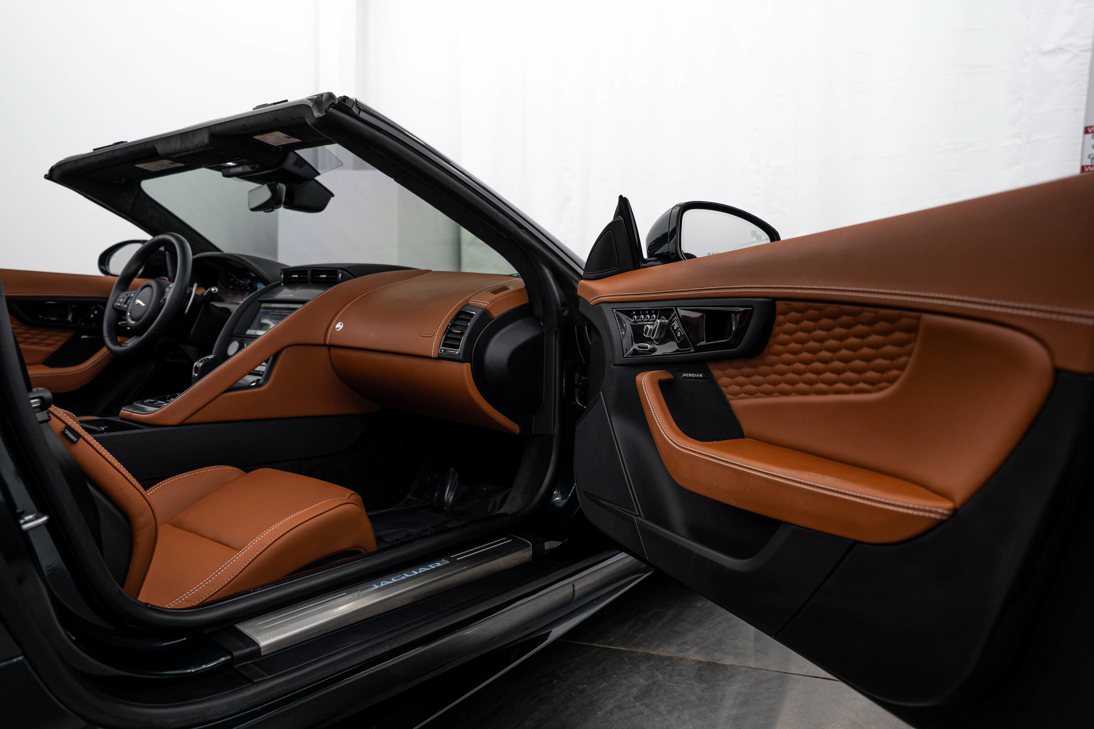 Used 2024 Jaguar F-TYPE Convertible AWD image 13