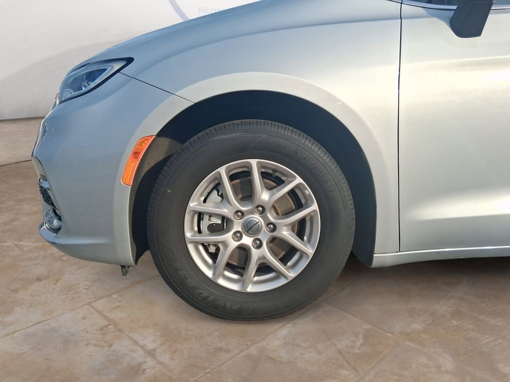 Used 2024 Chrysler Pacifica Touring-L image 14