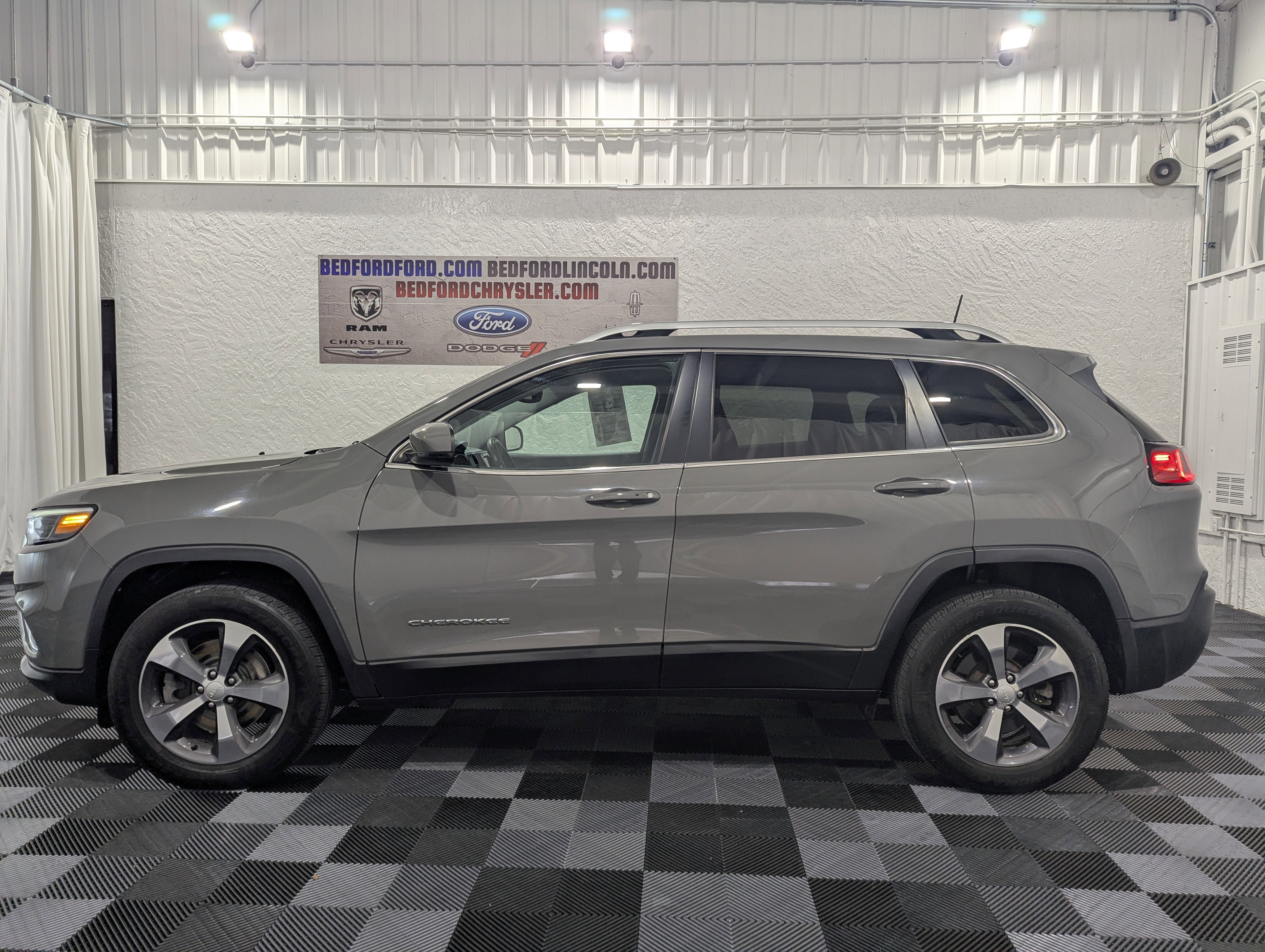 Used 2019 Jeep Cherokee Limited image 2