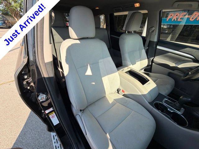 Used 2018 Toyota Highlander LE FWD image 19