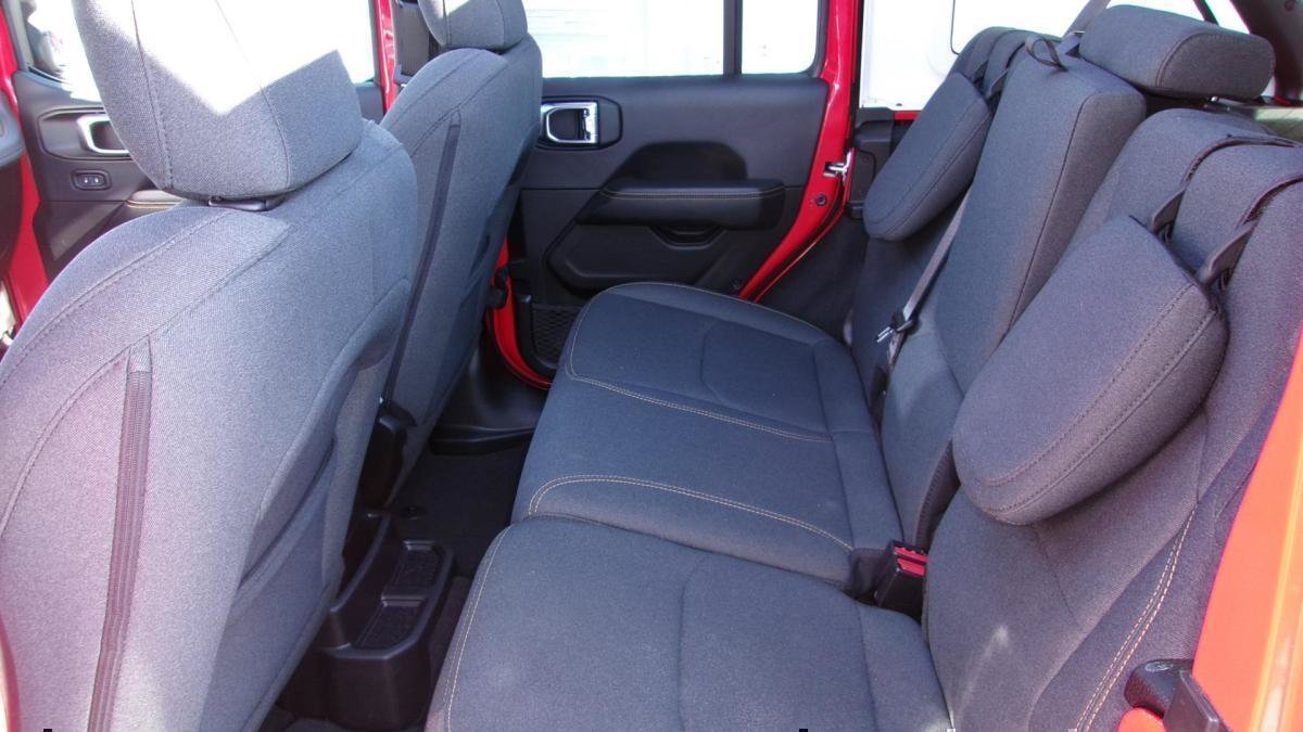 Used 2025 Jeep Wrangler Unlimited Sahara w/ Safety Group AWD/4WD image 18
