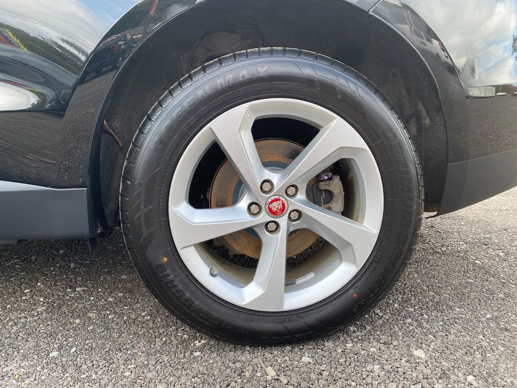 Used 2020 Jaguar F-PACE Premium image 31