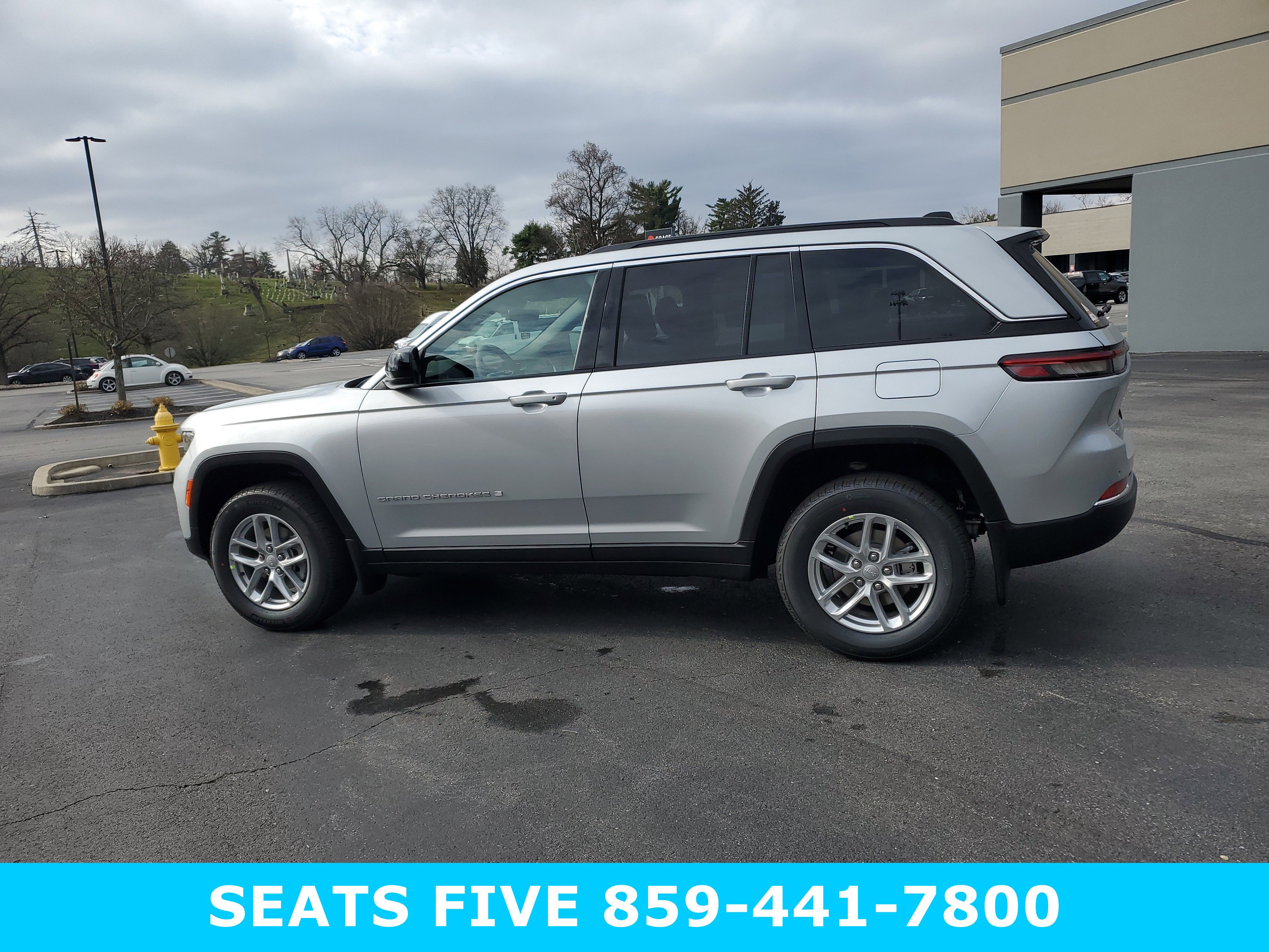 New 2025 Jeep Grand Cherokee Laredo w/ Luxury Tech Group I image 8