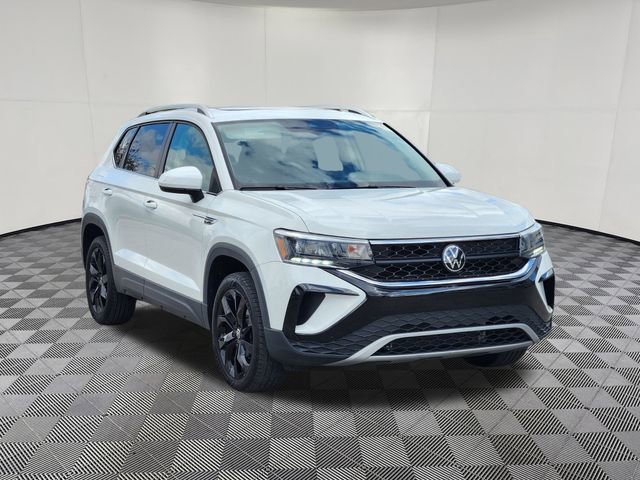 Used 2024 Volkswagen Taos SE image 2