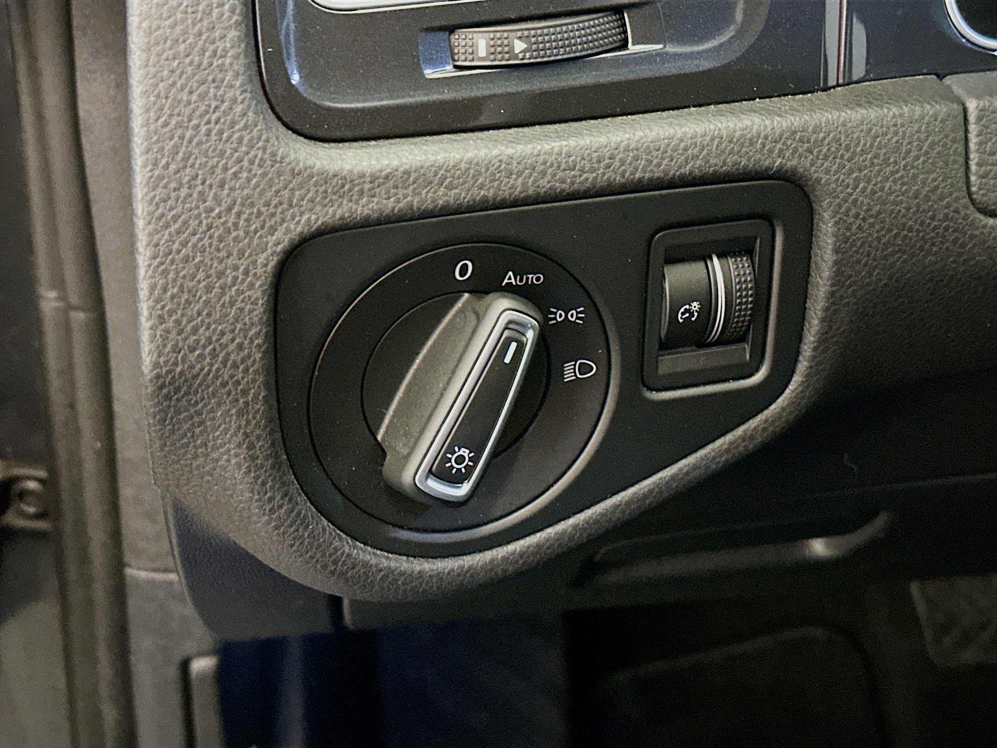 Used 2019 Volkswagen e-Golf SEL Premium image 17