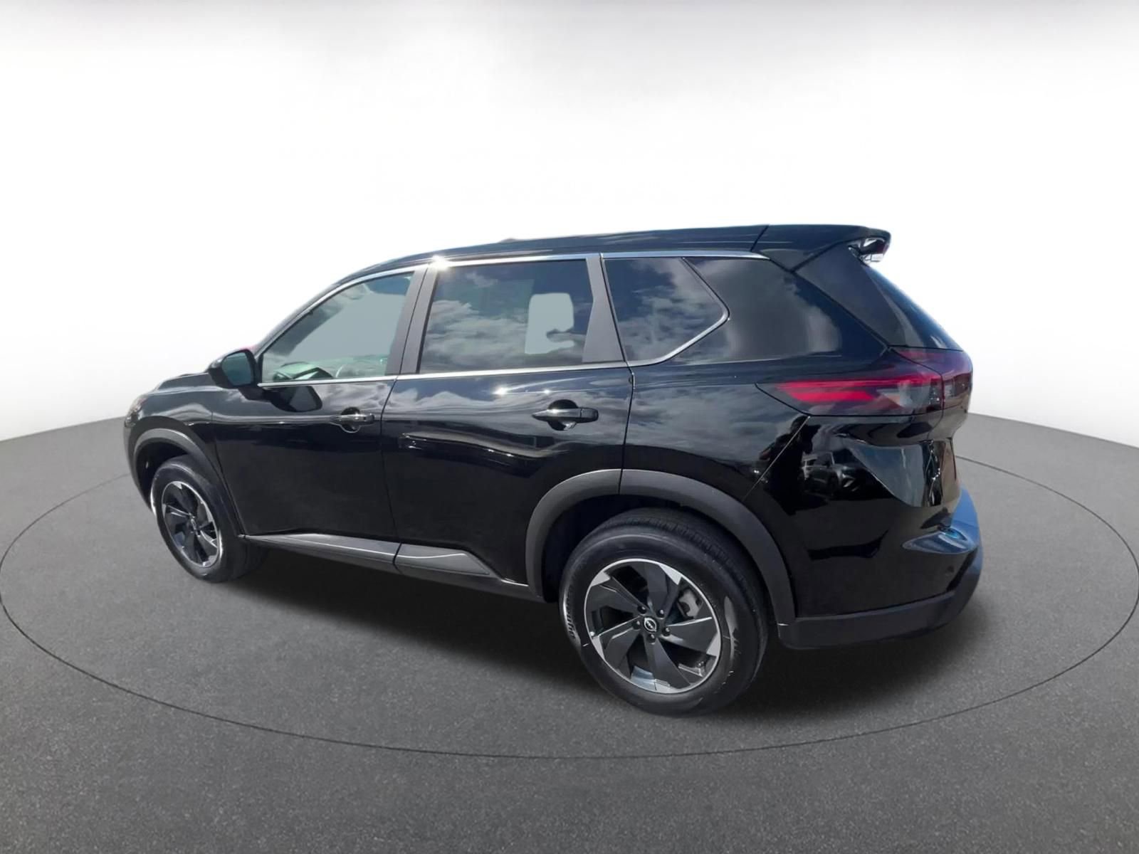 Used 2025 Nissan Rogue SV AWD/4WD image 10