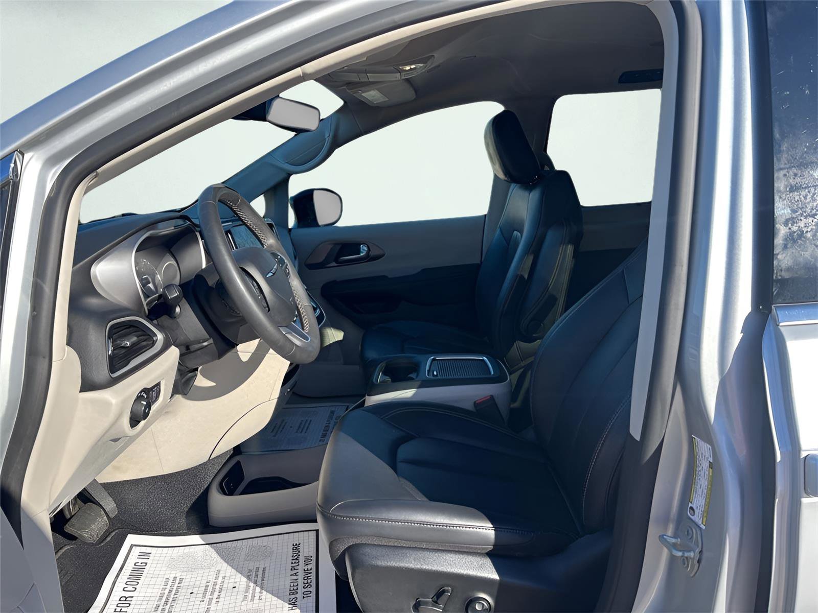 Used 2024 Chrysler Pacifica Touring-L FWD image 9