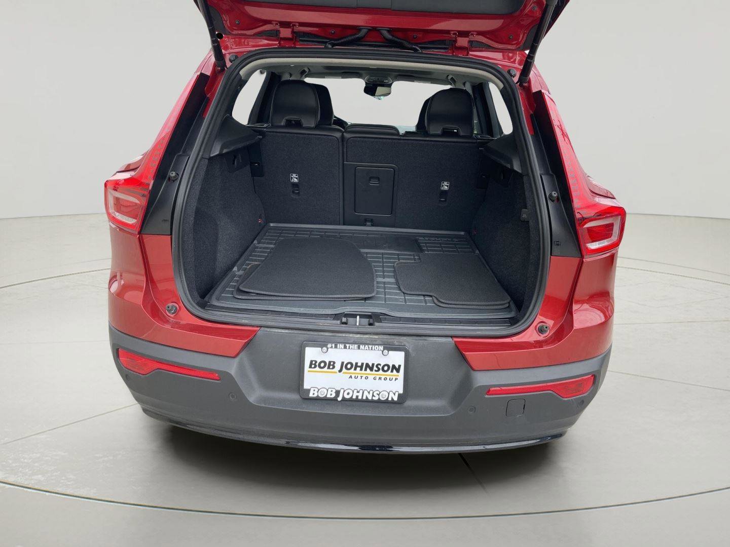 Used 2024 Volvo XC40 B5 Plus w/ Climate Package image 9