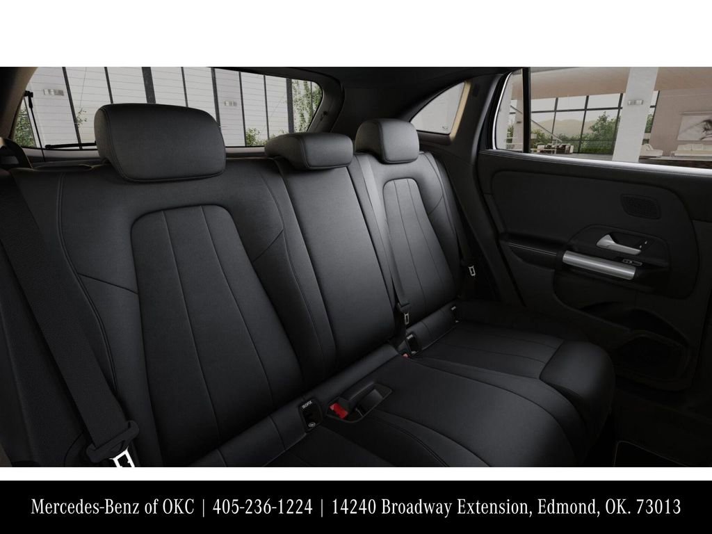 Used 2025 Mercedes-Benz GLA 250 4MATIC image 5