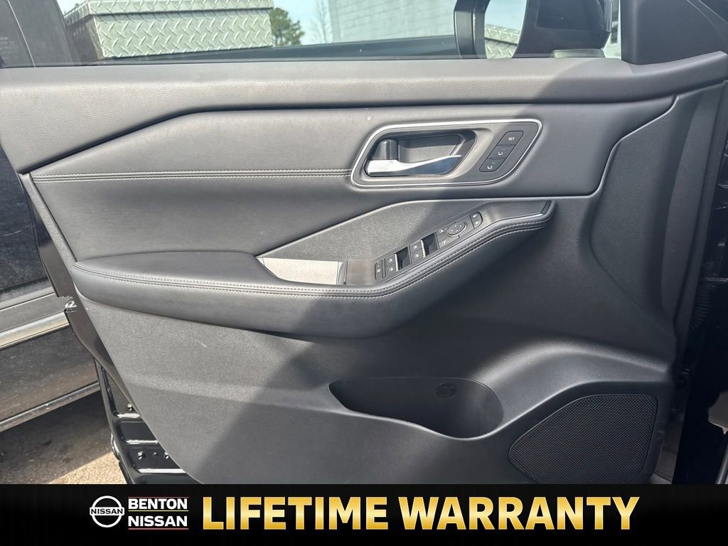 Used 2025 Nissan Rogue Platinum image 11