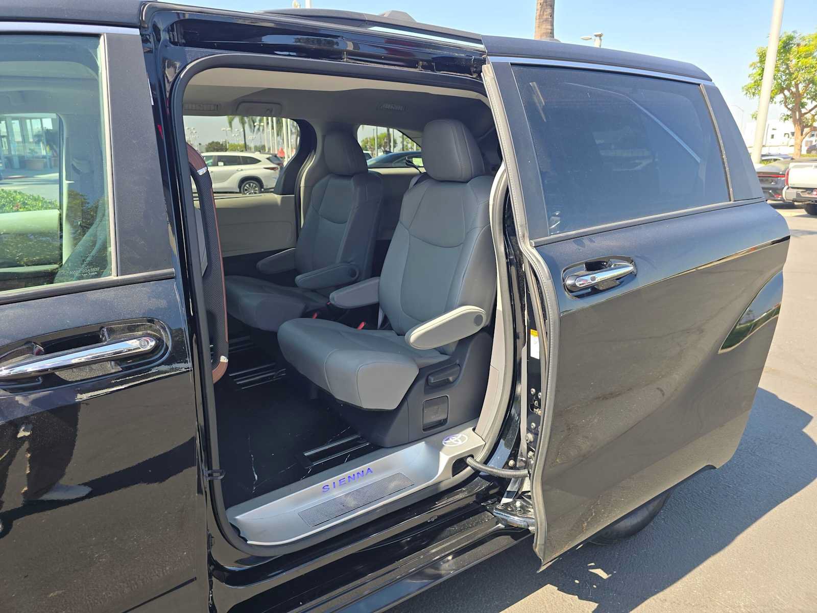 Used 2023 Toyota Sienna XLE FWD image 18