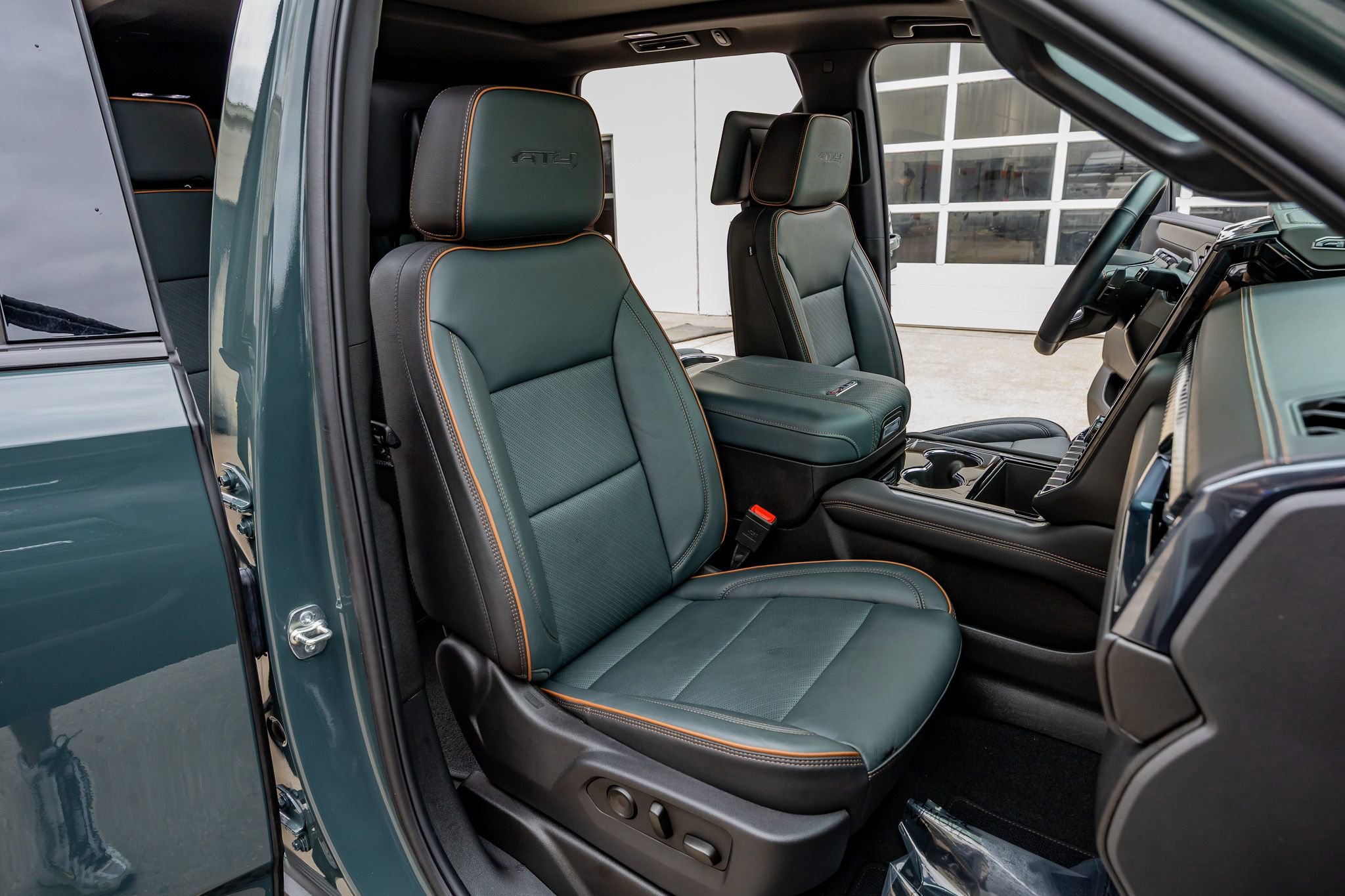 Used 2025 GMC Yukon AT4 w/ AT4 Premium Plus Package image 30