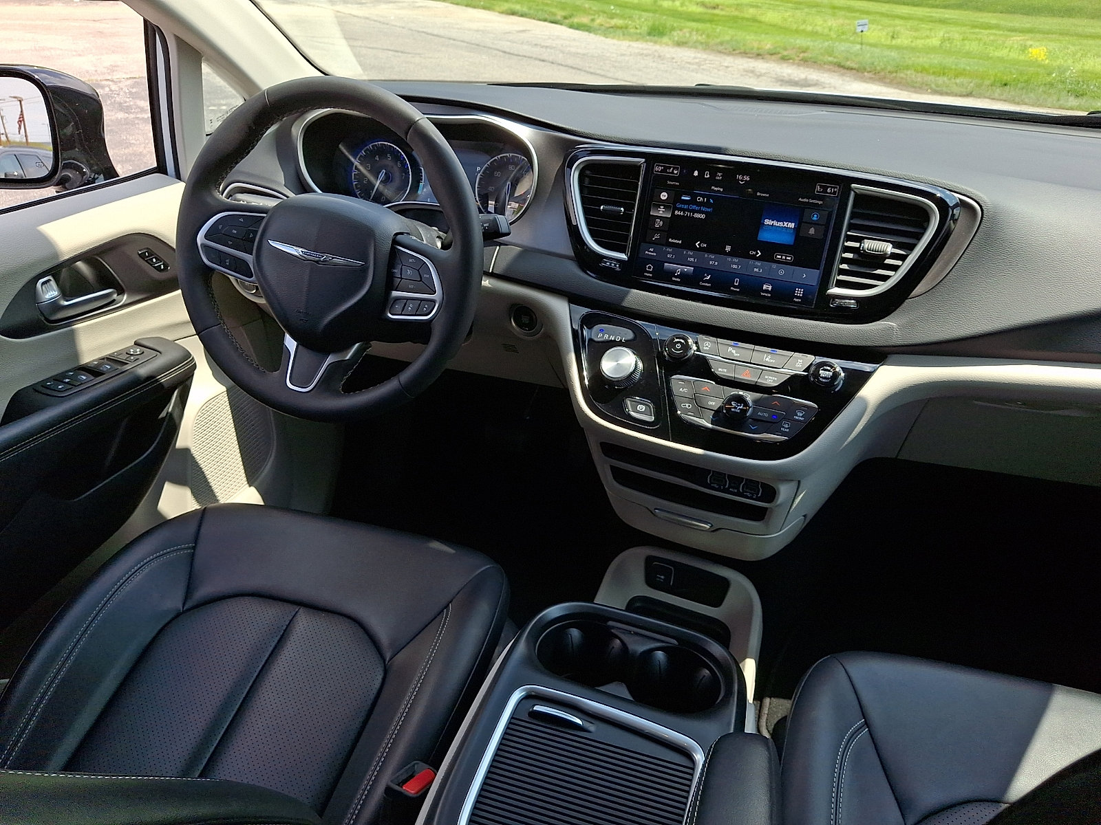 Used 2024 Chrysler Pacifica Touring-L FWD image 15