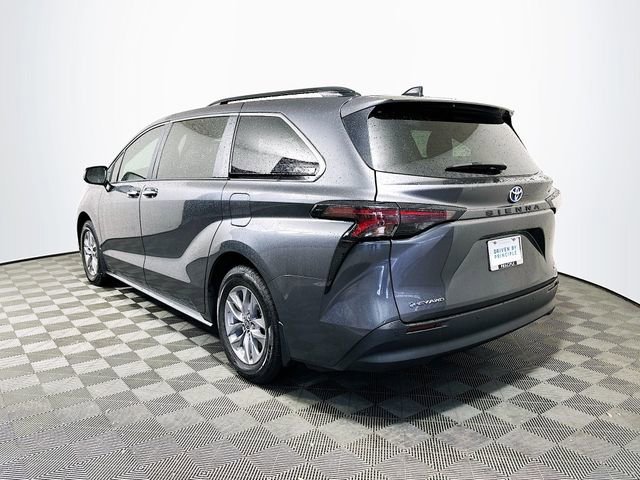 Used 2025 Toyota Sienna XLE image 6
