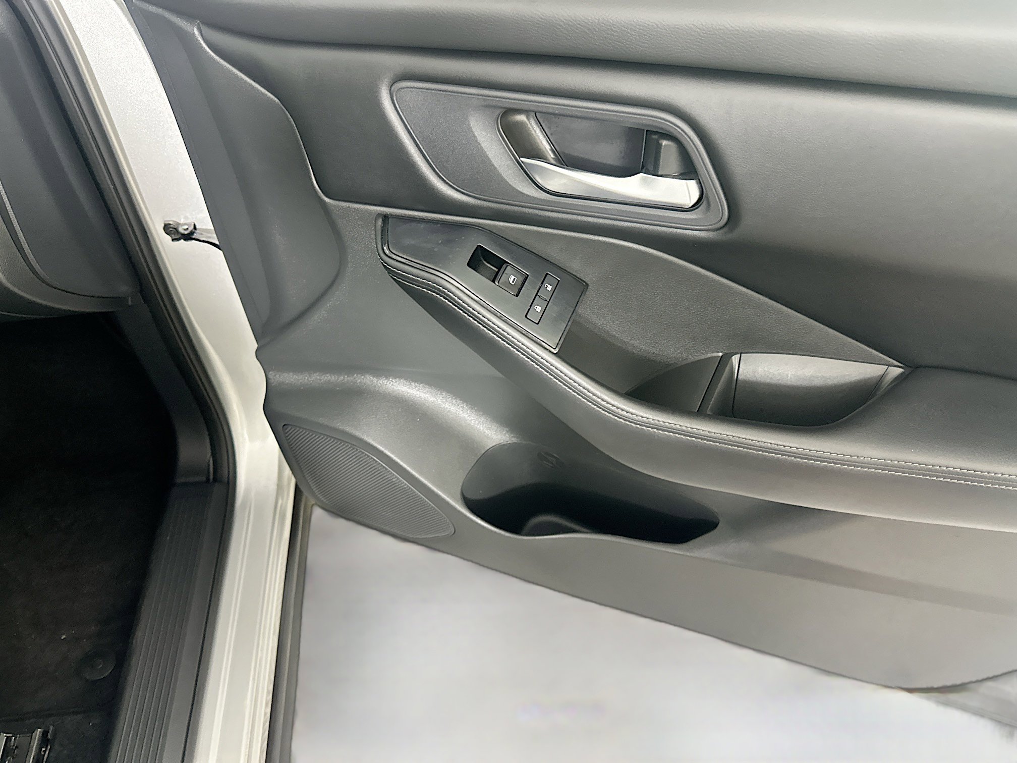 Used 2025 Nissan Rogue SV FWD image 32